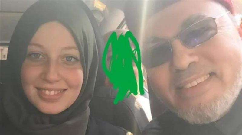 من الانبوكس إلى البوكس.. خديجة وصلاح التجاني أمام النيابة في ساعة مبكرة من صباح اليوم الجمعة، ألقت الأجهزة الأمنية القبض على صلاح التجاني، الذي يقدم نفسه كأحد أبرز شيوخ الطريقة الت