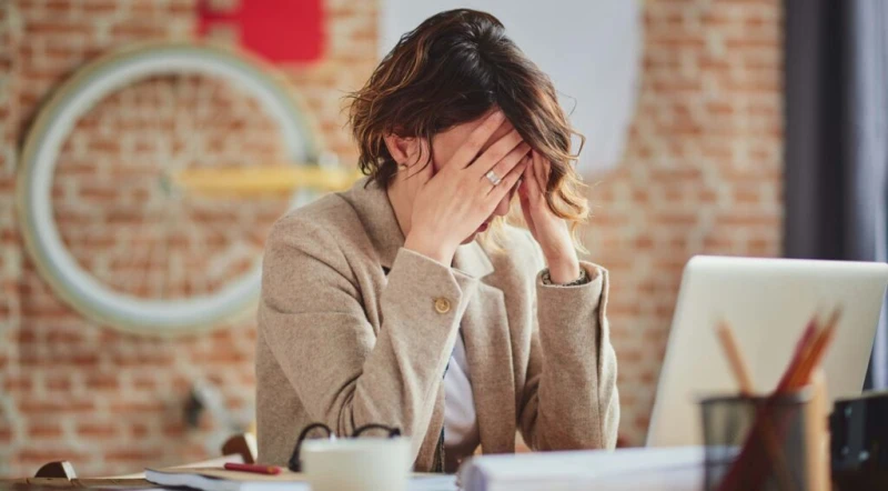 علامات تكشف إدمان العمل .. كيف تعالجه ؟نستعرض وفقا لتصريحات الدكتور إسماعيل صادق، أستاذ الطب النفسي بكلية الطب جامعة الأزهر، أبرز أسباب إدمان العمل