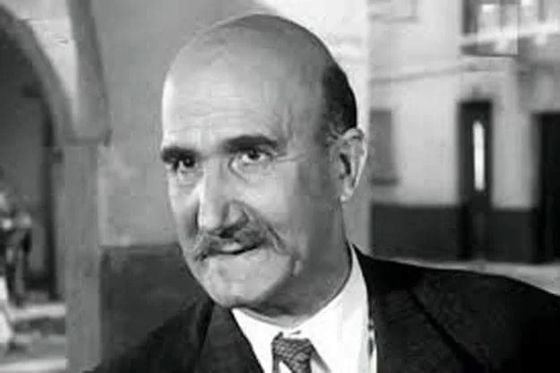 خواجة عاش للسبنما المصرية عندما كان لدينا سينماادمون تويماولد ادمون تويما واسمه الحقيقى يوسف ادمون سليم تويما عام 1897، لأسرة لبنانية تقيم فى مصر، وتلقى تعليمه فى مدارس فرنسية بالق