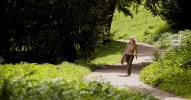 10 دقائق كل يوم الصبح.. الفوائد الصحية للجلوس في الهواء الطلق صحة وطب الجلوس في شرفة المنزل وتناول فنجان القهوة الخاصة بك في الهواء الطلق، أو المشي في الطقس المشمس الرائع، يعد من ا