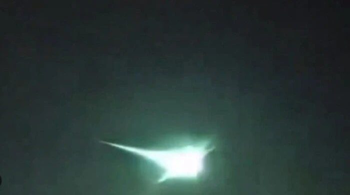 سقوط نيزك في البقاع بالبنان.. ما حقيقة هذا الأمر؟ منوعات الاسبوع حقيقة سقوط نيزك في لبنان.. تداولت رواد مواقع التواصل الاجتماعي مقطع فيديو يزعم سقوط