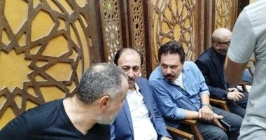 محمد رياض وصبحى خليل فى عزاء والدة المخرج أحمد شاهين تعرف على التالي محمد رياض وصبحى خليل فى عزاء والدة المخرج أحمد شاهين، حرص عدد من النجوم على
