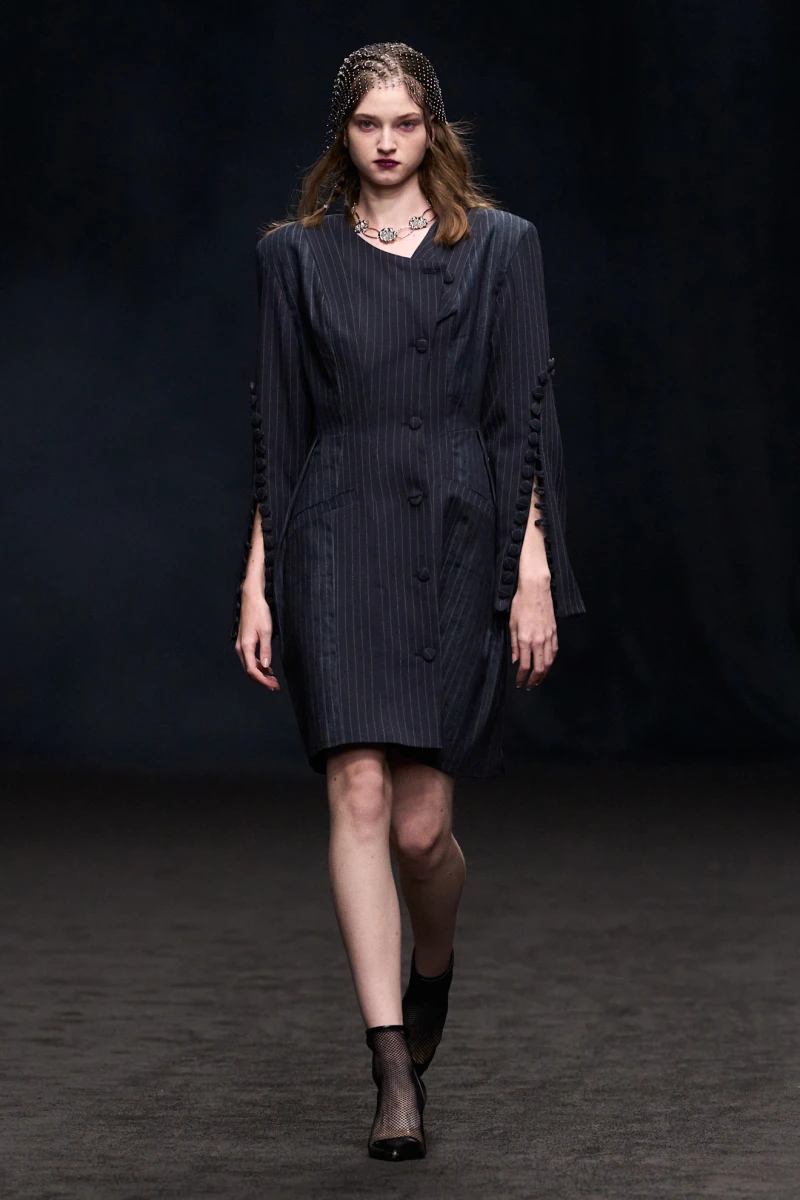 أسبوع دبي للموضة يدعم المواهب ويراعي الاستدامة في يومه الخامس خصص القيمون على أسبوع دبي للموضة يومه الخامس لتسليط الضوء على المواهب الشابة في صناعة