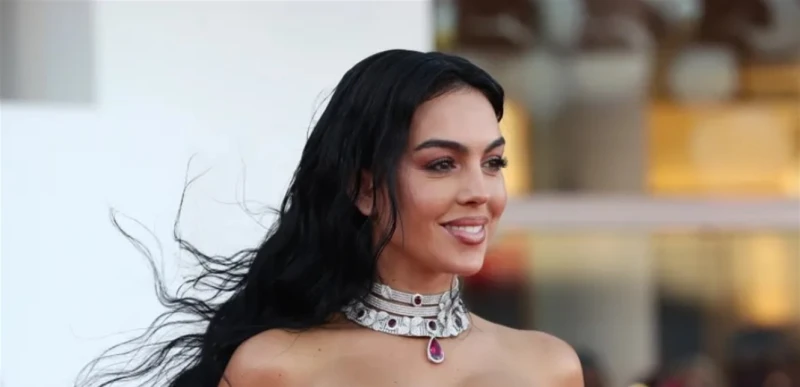 ناسية البنطلون... جورجينا رودريغيز تثير الجدل في مهرجان البندقية بسبب إطلالتها الفاضحة (فيديو) تعرف على التالي ناسية البنطلون... جورجينا رودريغيز