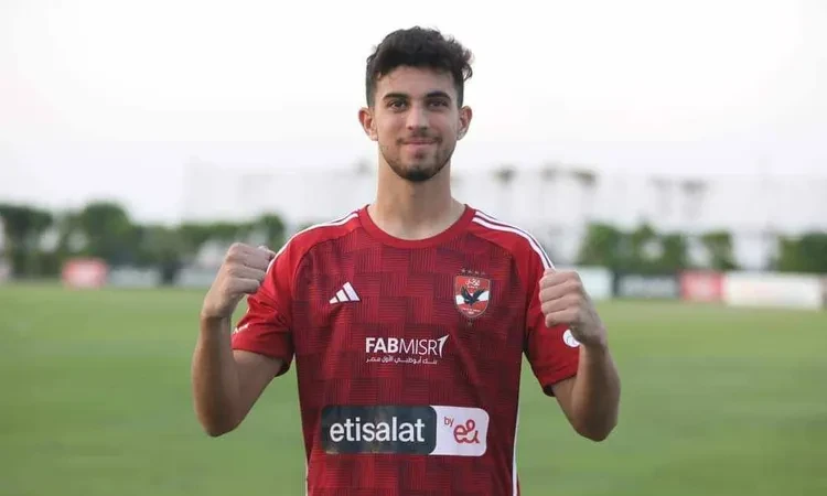 -بعد التشاور مع كولر- الأهلي يوافق على إعارة عابدين إلى سيراميكا كليوباترا .. أعلن النادي الأهلي، إعارة لاعبه أحمد عادبين، مدافع فريق الشباب، إلى سيراميكا كليوباترا لمدة عام، خلال