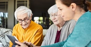 علامات مبكرة للزهايمر ..هل تعانى من إحداها؟ صحة وطب مرض ألزهايمر من الأمراض التي تخيف الكثيرين، فالإصابة به تعني نسيان الكثير من الأحداث من الماضي ومن الحاضر، ويعاني البعض من مرض ا