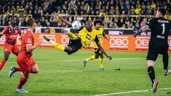 -أول تعليق من سيرهو جيراسي بعد مشاركته مع بوروسيا دورتموند لأول مرة .. أعرب الغيني سيرهو جيراسي، لاعب فريق بوروسيا دورتموند الألماني لكرة القدم، عن سعادته بخوض مباراته الأولى مع ال