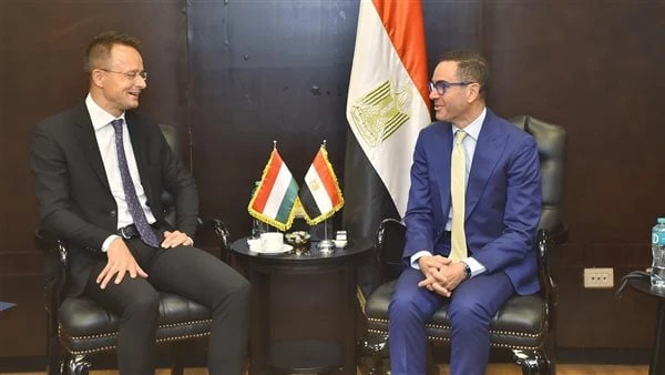 وزير الاستثمار يبحث مع وزير الخارجية المجري سبل تعزيز العلاقات الاقتصادية استقبل المهندس حسن الخطيب وزير الاستثمار والتجارة الخارجية بيتر سيارتو وزير