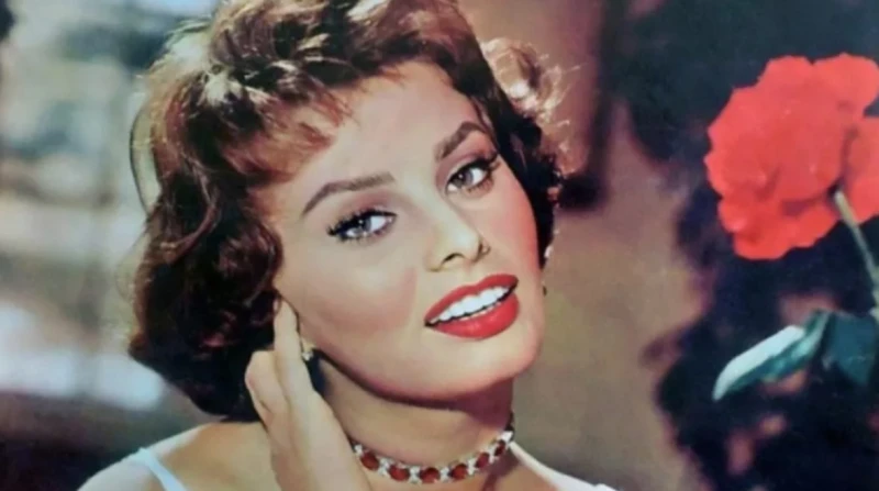 صوفيا لورين.. أيقونة الجمال الإيطالية تسحر العالم يحل اليوم، 20 سبتمبر، ذكرى ميلاد واحدة من أعظم نجمات السينما العالمية صوفيا لورين، التي أضافت إلى عالم السينما بصمتها الفريدة منذ 