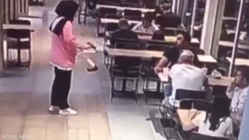 ..فيديو لتركية تطلق النار على رجل بمقهى..والتحقيقات تكشف السبب..تفاصيل تتابع الان تفاصيل ما ورد عن فيديو لتركية تطلق النار على رجل بمقهى..والتحقيقات
