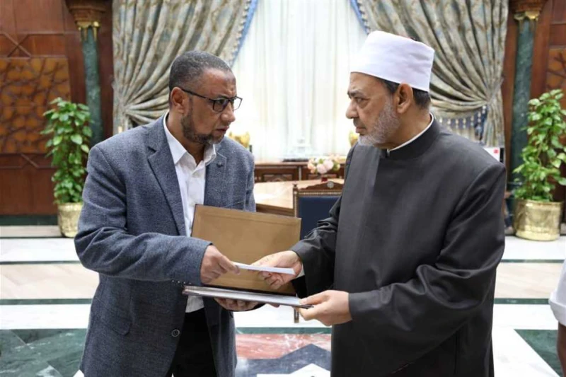 شيخ الأزهر يستقبل والد الطالب رابع الثانوية الأزهرية الراحل للتعزية (صور) حرص فضيلة الإمام الأكبر الدكتور أحمد الطيب، شيخ الأزهر، اليوم الخميس، على