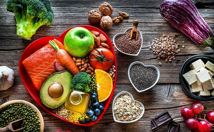 أخطاء تسبب ارتفاع الكوليسترول في رمضانهناك بعض الأخطاء اليومية التي يرتكبها البعض دون وعي، والتي تسبب ارتفاعا في مستويات الكوليسترول بالجسم.أخطاء