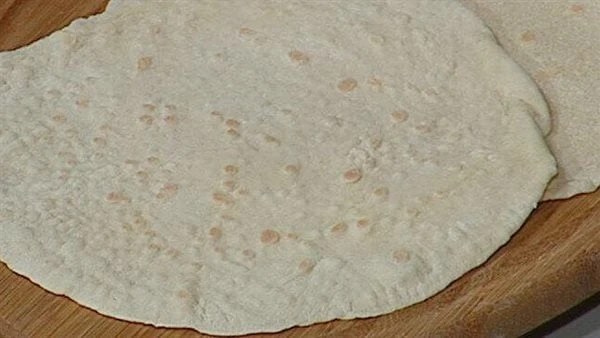 بدون خميرة وفرن .. طريقة عمل خبز الصاج في 5 دقائقيعشق الكثير خبز الصاج الذي يقدم في الكثير من الوصفات مثل الشاورما والبطاطس وغيرها ولذلك نقدم لك اليوم طريقة عمل خبز الصاج فى الخلاط