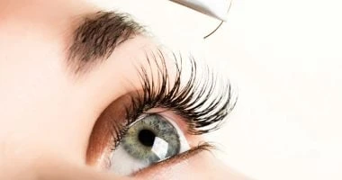 حيل سهلة تساعد فى تطويل الرموش.. الزيوت والترطيب الأبرز المرأة والمنوعات من المعروف أن الزيوت الطبيعية غنية بالفيتامينات والمعادن والأحماض الدهنية الأساسية التى تغذى بصيلات الرموش 