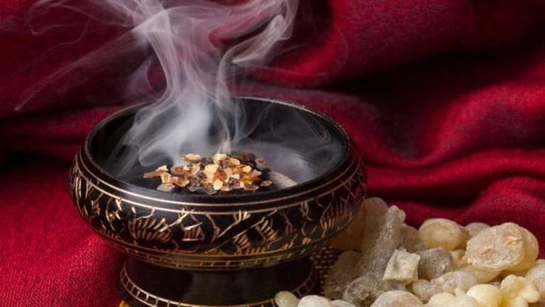 هل يساعد البخور على التخلص من الحسد والعين في المنزل؟.. اعرف السر لايف ستايل كتبت- أسماء مرسي: البخور من أقدم المواد المستخدمة لإضفاء لمسة من الهدوء والاسترخاء في المنزل، وتحسين ال