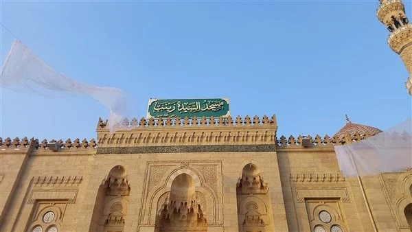 مدد يا أم العواجز.. إقبال كبير على ضريح السيدة زينب اليوم الجمعة بث مباشرتوافد عدد من المصلين ومحبي آل البيت، على ضريح السيدة زينب -رضى الله عنها-