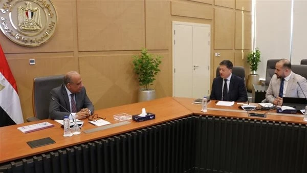 الكهرباء تبحث مع الصينية مجالات التصنيع المحلي وتكنولوجيا الضخ والتخزينالتقى الدكتور محمود عصمت وزير الكهرباء والطاقة المتجددة والمهندس جو تشون رئيس شركة الصين لمهمات الكهرباء( --)