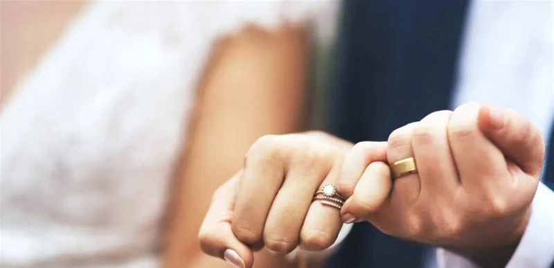 فنون ومشاهير: يعمل معها في المحطة.. مذيعة ال تدخل القفص الذهبي شاهدوا كيف بدت مع عريسها (صور) احتفلت مذيعة ال ريتا خوري أمس الخميس بزفافها على زميلها