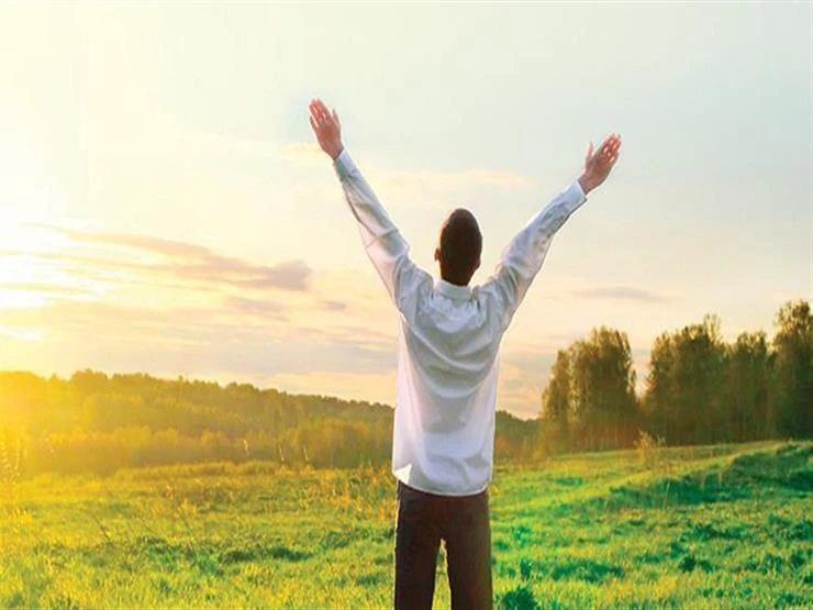 5 عادات يومية تعزز هرمونات السعادة لديك لايف ستايل يشعر العديد من الأشخاص بالسعادة رغم مواجهتهم للتحديات التي نواجهها جميعا، لكن هل تعلم ما السر وراء