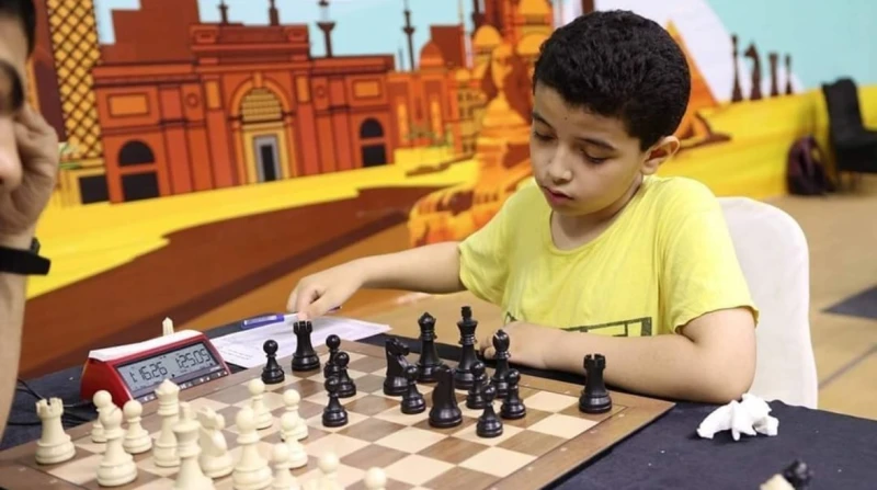 تصدر لاعبي الشطرنج العالميين.. أول تعليق لأسرة الطفل عبد الرحمن سامح في زاوية صغيرة إلى جوار شرفة المنزل، اعتاد الطفل عبد الرحمن سامح، الجلوس مع والده ليتعلم قواعد لعبة صنعت له مجد