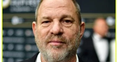 فن: تهمة تحرش جديدة ل هارفي واينستين تضاف إلى قائمة التهم الموجهة إليه ظهر المنتج السينمائي السابق هارفي واينستين في محكمة مانهاتن للمرة الأولي بعد