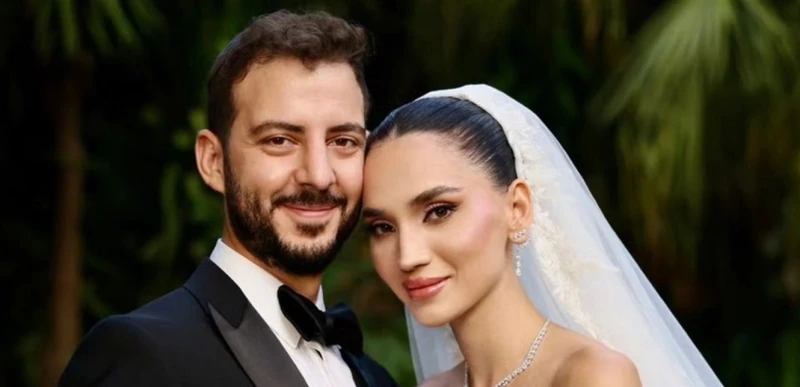 فنون ومشاهير: رقصت مع عريسها بطريقة غريبة.. ملكة جمال لبنان السابقة كالأميرات في زفافها وفنان شهير يغني لهما (فيديو) احتفلت ملكة جمال لبنان السابقة ساندي تابت بدخولها القفص الذهبي 