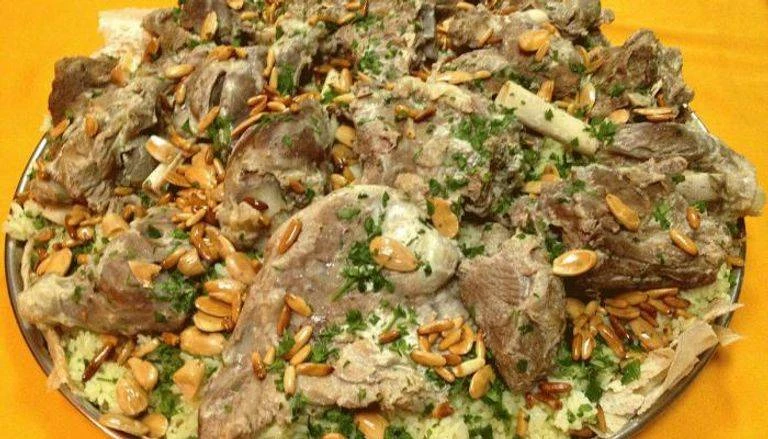 طريقة عمل المنسف الأردني باللحموقت التحضير60 دقيقةوقت الطهي40 دقيقةالمنسف هو واحد من أشهر وأشهى الأطباق التي يمتاز بها المطبخ الأردني وهناك عدة طرق يمكن تقديم المنسف من خلالها على 