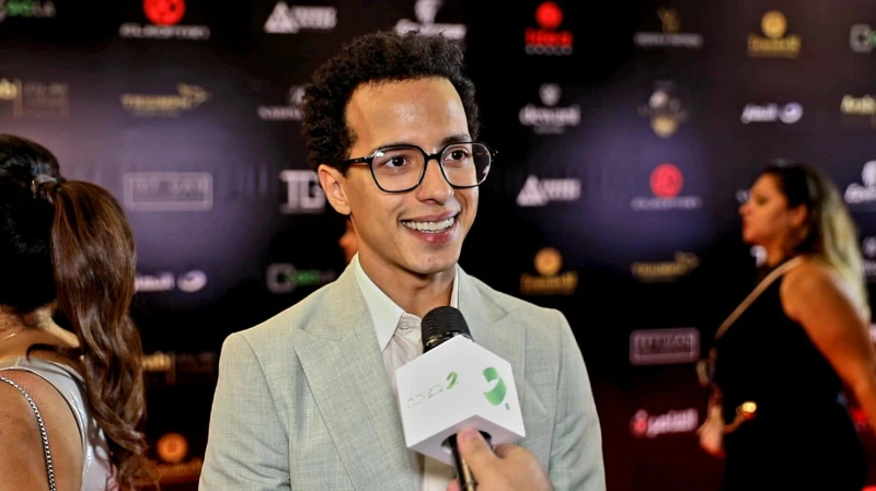 خاص بالفيديو- طه دسوقي: عصام عمر شرف مصر واستنونا في سيكو سيكو عبر الممثل طه دسوقي عن سعادته بتمثيل فيلم البحث عن منفذ لخروج السيد رامبو في مهرجان فينيسيا الدولي وهو من بطولة صديقه