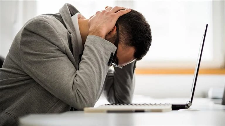 كيف تحارب القلق والتوتر في العمل؟.. نصائح مهمة لايف ستايل 07:00 ص الإثنين 23 سبتمبر 2024 الشعور بالقلق والتوتر في مكان العمل أمر شائع، لكنه قد يؤثر على الأداء، ويسبب مشكلة، لذا من