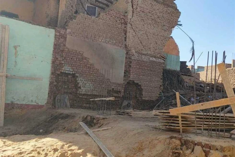 مصرع شقيقين إثر انهار حائط بمنزلهما في أسوان لقي شقيقين مصرعهما، اليوم السبت، إثر انهيار حائط منزل بمنطقة الشيخ هارون في مدينة أسوان. تلقي قسم شرطة