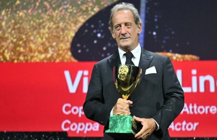 بدأ منذ قليل حفل ختام النسخة ال81 من مهرجان فينيسيا السينمائي 2024 ، وخلال الحفل تم الإعلان عن فوز الممثل الفرنسي الكبير فينسنت ليندون بجائزة كأس