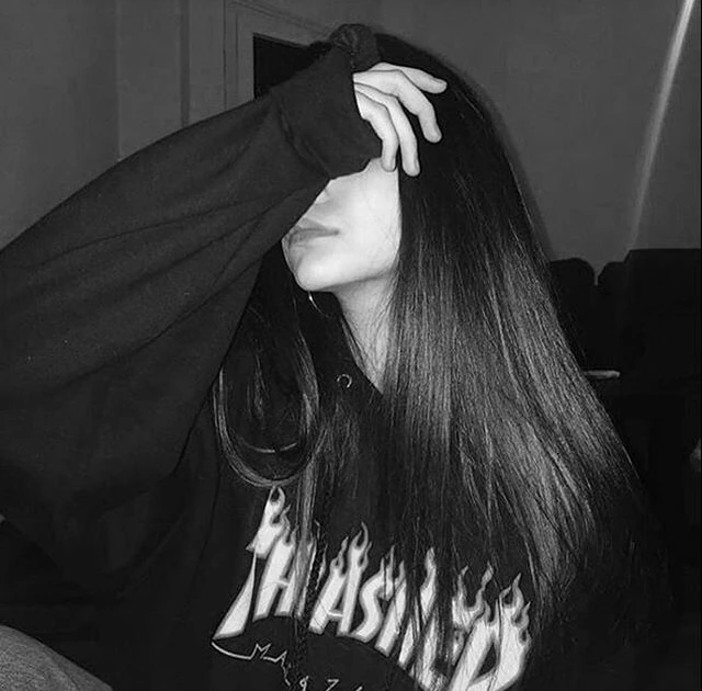 رواية فريدة من نوعها الفصل السادس 6 بقلم لمي البارت السادس من رواية ( فريدة من نوعها ) : جايلك عريس يا لمي الكلب وانا معرفش لمي بفرحة : يزن قامت جريت عليه حضنته : وحشتني اوي مقولتل