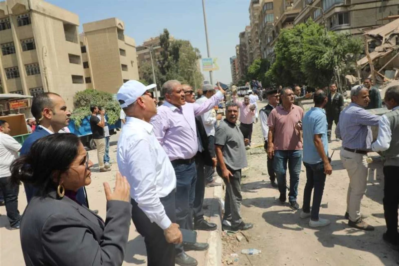 انتشال ناجية من تحت أنقاض عقار النزهة المنهار.. ومحافظ القاهرة يتابع عمليات الإنقاذ نجحت قوات الانقاذ في استخراج أحدى الناجيات، ظهر اليوم، من أسفل