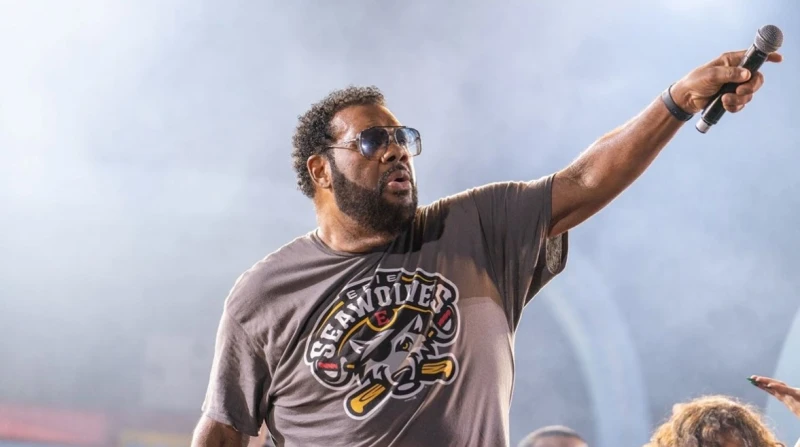 لحظة وفاة مغني الراب فاتمان سكوب على خشبة المسرح (فيديو) توفي مغني الراب الشهير فاتمان سكوب على خشبة المسرح أثناء تقديمه حفلا موسيقيا، إثر تعرضه