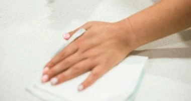 أسهل طريقة لتنظيف المطبخ من الدهون بمنتجات طبيعية وآمنة المرأة والمنوعات تنظيف جدران المطبخ بانتظام أمر ضروري، حيث تتراكم الدهون وتسبب روائح غير