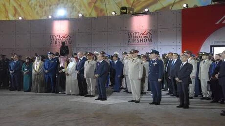 مصر.. مناورة عالية المستوى لطيار إماراتي أمام السيسي بمعرض الطيران تلفت الأنظار (فيديو) متفرقات وتداول نشطاء على مواقع التواصل الاجتماعي مقاطع فيديو للمناورة، مشيدين بسلاح الجو الإ
