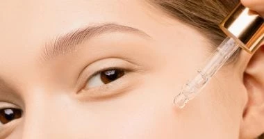 وصفات طبيعية للتخلص من تقشر البشرة.. خطواتها سهلة ومكوناتها آمنة المرأة والمنوعات تستعين بعض الفتيات بأدوات المكياج لإخفاء تقشر وجهها، الناتج عن أسباب مختلفة منها جفاف الجلد وحروق