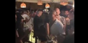 عمرو دياب يعانق حسناء سعودية .. من هي تعرف على التالي عمرو دياب يعانق حسناء سعودية .. من هي، وكالات السوسنةتداول رواد مواقع التواصل الاجتماعي للفنان المصري عمرو دياب برفقة حسناء سع