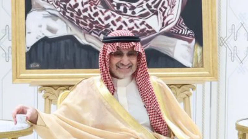 -أحدث ظهور للأمير الوليد بن طلال والجمهور يعلق: حي ها الطلة .. صور .. ظهر كبير أعضاء نادي الهلال الذهبيين، الأمير الوليد بن طلال، حيث خطف الأنظار في