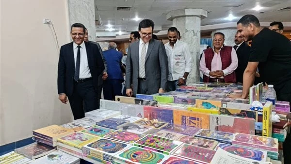 وزير الثقافة يتفقد معرض نقابة الصحفيين للكتاب ويفتتح حفل توقيع ديوان للشاعر جمال بخيت تفقد وزير الثقافة الدكتور أحمد فؤاد هنو معرض نقابة الصحفيين