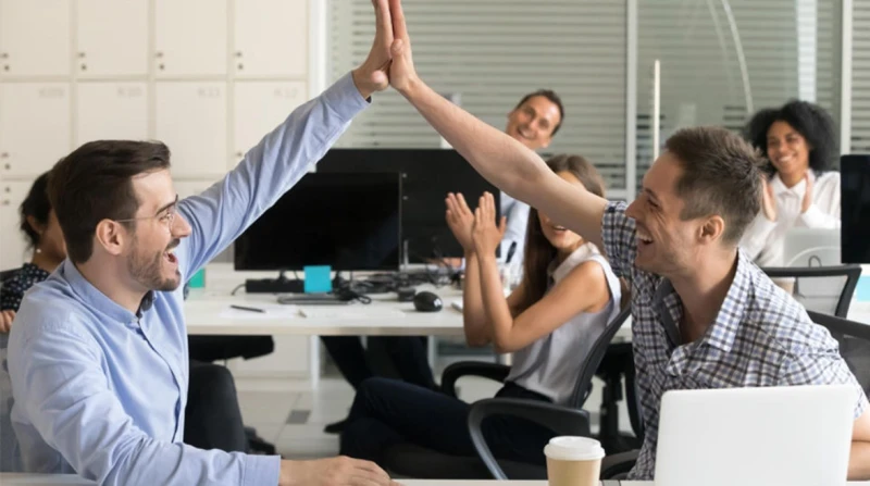 نصائح ذهبية لتجنب دوامة العمل في أول وظيفة إذا كنت على وشك الانخراط في أول تجربة عمل لك، فمن الطبيعي أن تشعر بالقلق حيال كيفية التكيف مع حياة الشغل. العمل الأول غالبا ما يكون مليئا