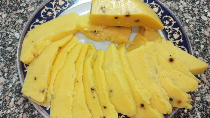 ماتحتريش في فطار الأولاد طريقة عمل الجبنة الرومي سهلة وبسيطةتعد الجبنة الرومي واحدة من أشهر الأجبان المفضلة لدى الكبار والصغار، حيث تستخدم بشكل شائع في وجبة الإفطار أو في سندويتشات