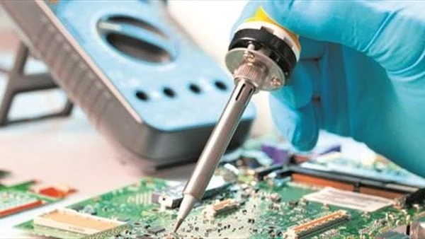 الاستثمار في توطين صناعة الإلكترونيات.. بدء تصنيع أول راوتر محلي بمصرأعلنت إي آند مصر عن بدء تصنيع أول راوتر محلي بتكنولوجيا 4.5 بالتعاون مع الشركة المصرية لصناعات السيليكون، في خط