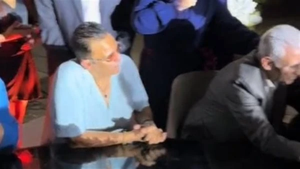 محمد فؤاد يشهد عقد قرآن ابنة شقيقه .. صور احتفل الفنان محمد فؤاد بعقد قرآن ابنة شقيقه، وسط حضور الأهل والأصدقاء، وقد ظهر شقيقة لاول مرة بعد وعكته