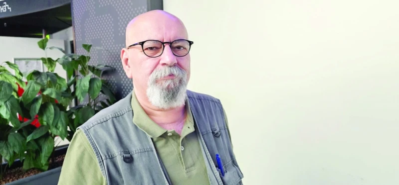 د. ممدوح حمادة: أنتمي للأدب الساخر والكوميديا السوداء وأكتب بكل صنوف الأدب الثقافة والمنوعات كاتب ساخر ولكنه لا يبتسم إلا قليلا، يبدع في أعماله الكوميدية على الشاشة الفضية التي قدم