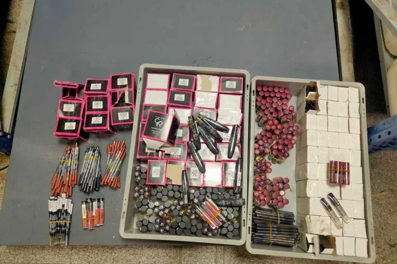 ضبط 216 عبوة أدوية ومستحضرات تجميلية مجهولة المصدر بالغردقة أعلن الدكتور حسين حمدي، مدير التفتيش الصيدلي بفرع هيئة الدواء المصرية بالبحر الأحمر، عن