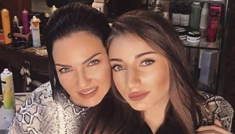 صفاء سلطان تحتفي بخطبة ابنتها.. من العريس؟ افاق عربية - أعلنت الممثلة الأردنية صفاء سلطان خطبة ابنتها الوحيدة أملي الجزائري.ونشرت صفاء سلطان عبر