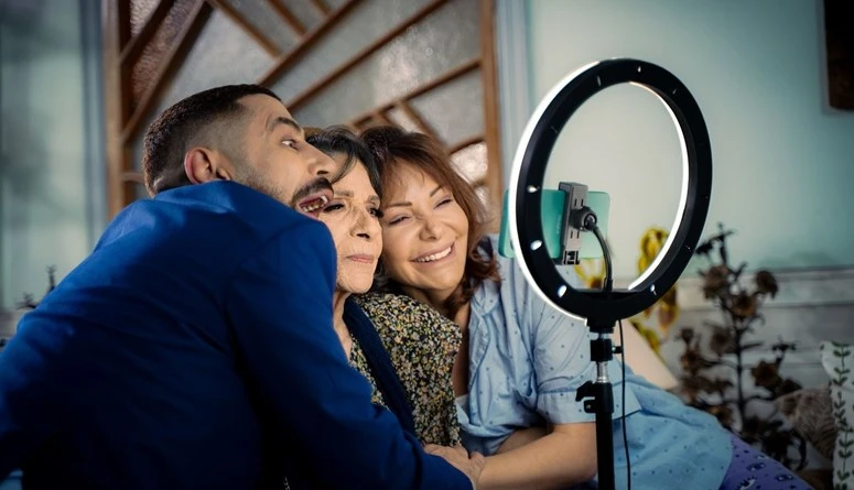 سامية الجزائري في كواليس ما اختلفنا في صور حصرية لافاق عربية العربيحصل افاق عربية العربي على مجموعة صور حصرية من كواليس مسلسل ما اختلفنا في جزئه