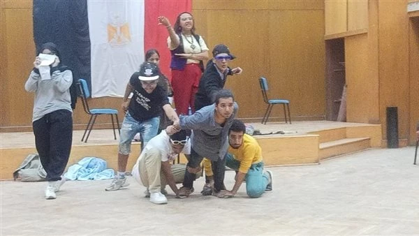 ما وراء الأبواب واللوحة في ختام مشاهدات نوادي المسرح بالجيزةشهد قصر ثقافة الجيزة، أجزاء من عدة عروض مسرحية في ختام مشاهدات مشروعات نوادي المسرح بفرع ثقافة الجيزة، ضمن الموسم الجديد