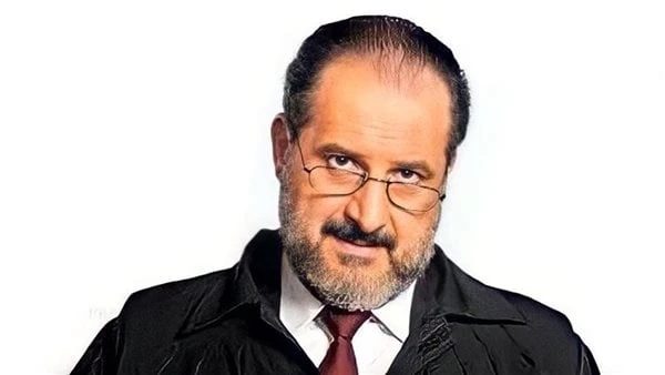 خالد الصاوي برفقة حصان متأثرا بعد وفاة كلبته شارك الفنان خالد الصاوي مقطع فيديو مع جمهوره ومتابعيه أثناء مداعبة حصان، في أحدث ظهور له بعد وفاة كلبته ونعيها برسالة مؤثرة على مواقع ا